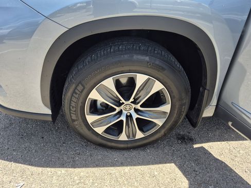 Used 2023 Toyota Highlander XLE AWD/4WD image 25