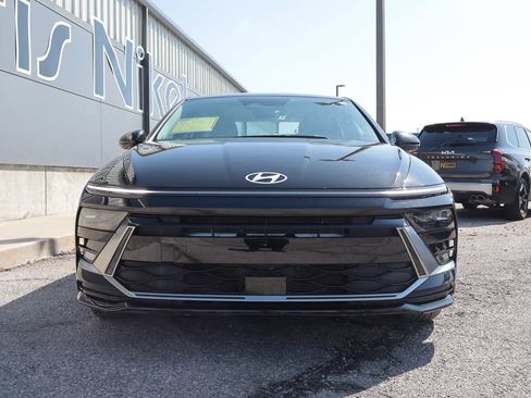 Used 2025 Hyundai Sonata SEL FWD image 2