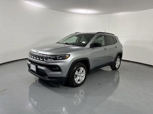 Used 2022 Jeep Compass Latitude AWD/4WD image 2