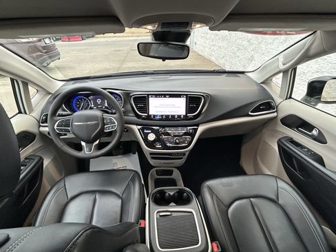 Used 2024 Chrysler Pacifica Touring-L image 22
