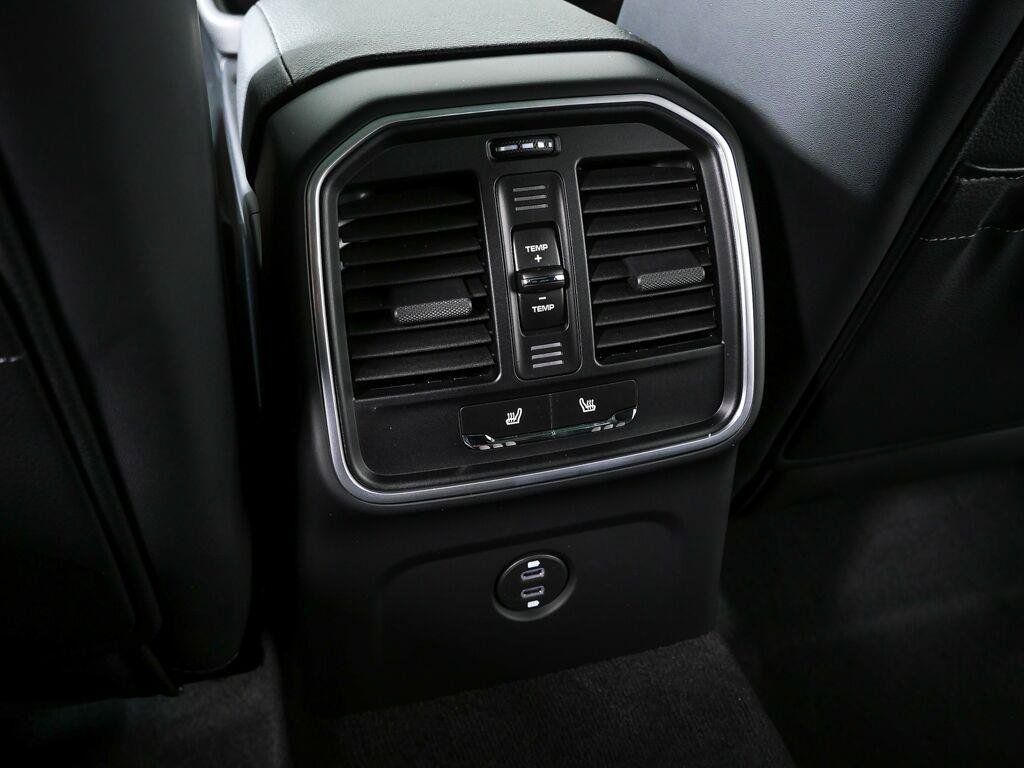 Certified 2026 Porsche Macan AWD/4WD image 21