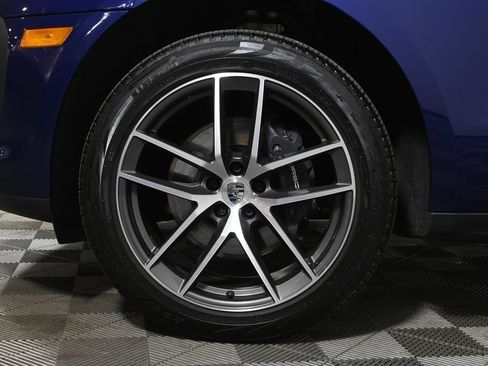 Used 2025 Porsche Macan AWD/4WD image 12