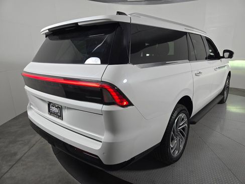 New 2026 Lincoln Navigator L Premier AWD/4WD image 4