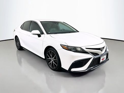 Certified 2022 Toyota Camry SE image 3