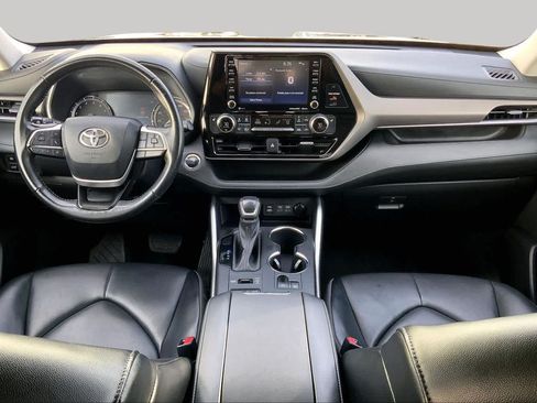 Used 2022 Toyota Highlander XLE AWD/4WD image 14