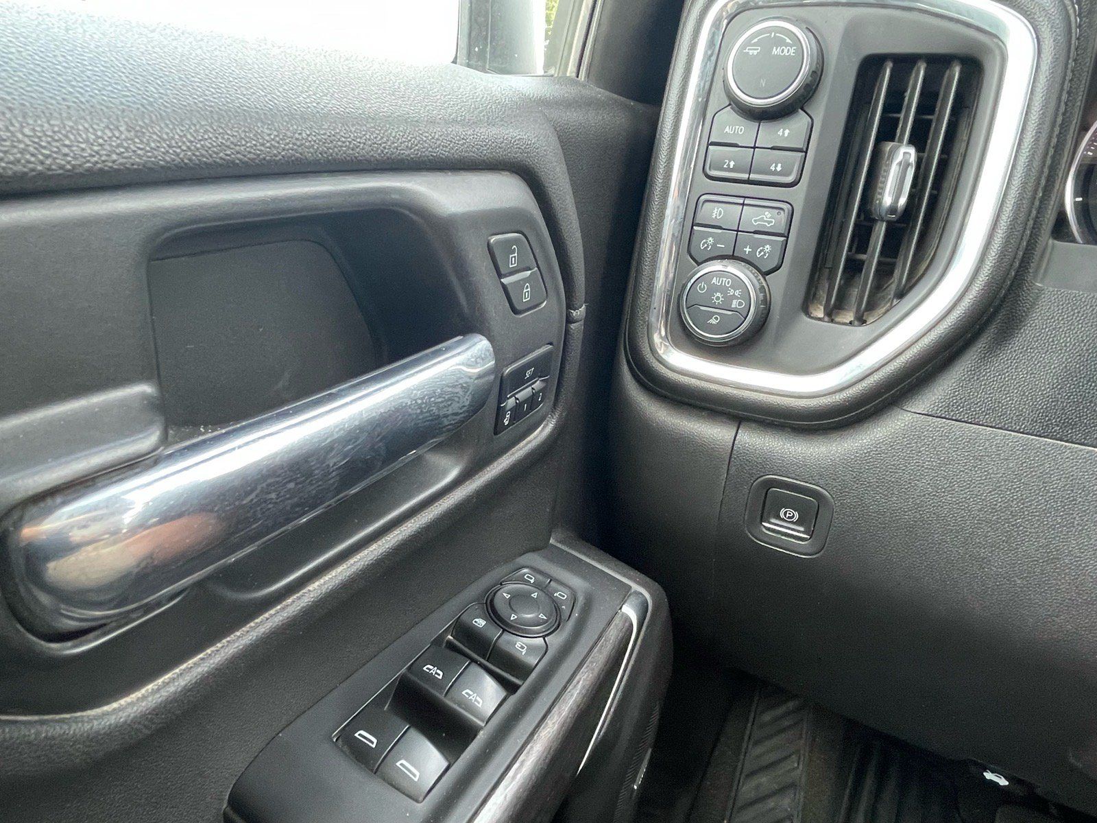Used 2021 Chevrolet Silverado 1500 LTZ w/ LTZ Convenience Package II AWD/4WD image 14