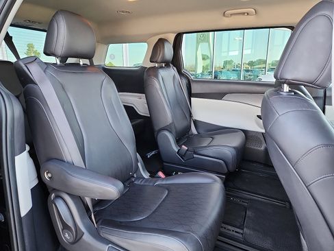 Used 2024 Kia Carnival LX FWD image 14