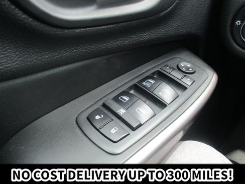 Used 2019 Jeep Cherokee Latitude Plus w/ Cold Weather Group AWD/4WD image 28