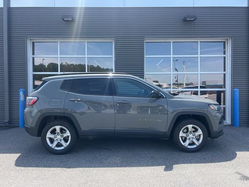 Used 2024 Jeep Compass Latitude AWD/4WD image 4