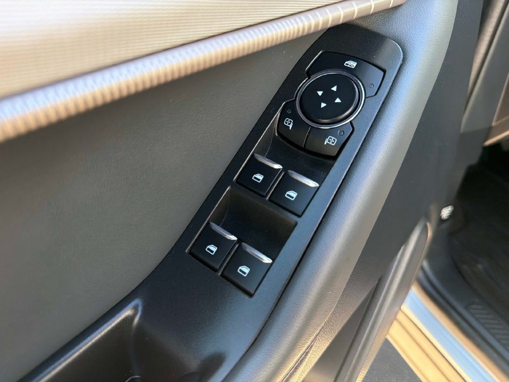 Used 2025 Ford Explorer Active AWD/4WD image 19