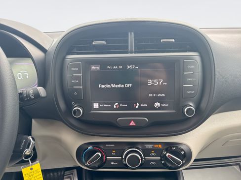 Used 2025 Kia Soul LX w/ LX Technology Package FWD image 18