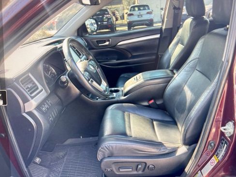 Used 2019 Toyota Highlander XLE w/ Carpet Mat Package (TMS) image 6