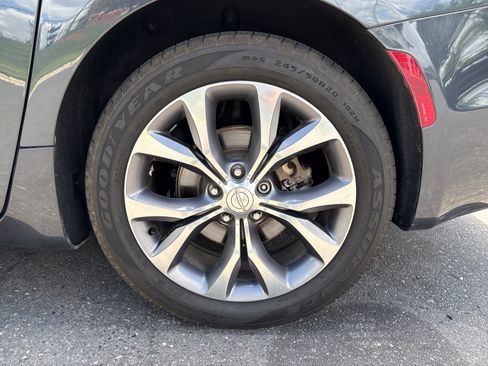 Used 2020 Chrysler Pacifica Limited w/ Tire & Wheel Group FWD image 13