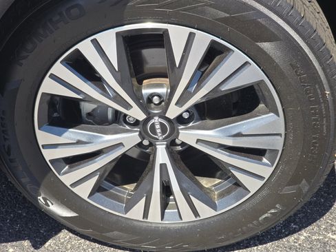 Used 2023 Nissan Rogue SV FWD image 3
