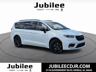 New 2026 Chrysler Pacifica Limited w/ Uconnect Theater Family Group AWD/4WD video 1
