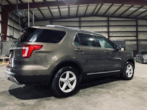 Used 2016 Ford Explorer XLT image 6
