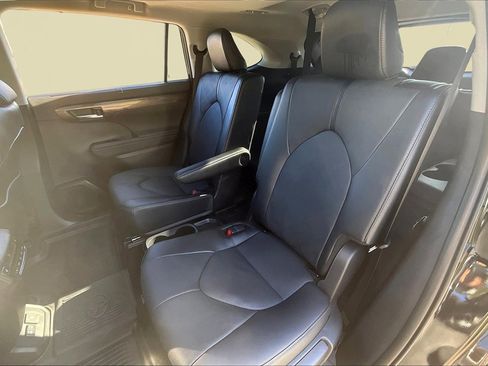 Used 2025 Toyota Highlander Platinum image 26