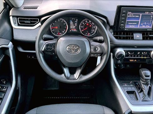 Used 2021 Toyota RAV4 LE FWD image 6