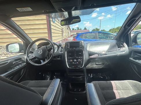 Used 2019 Dodge Grand Caravan SE FWD image 11