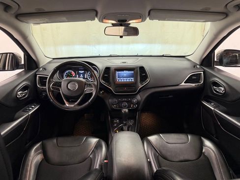 Used 2019 Jeep Cherokee Latitude Plus w/ Cold Weather Group AWD/4WD image 20
