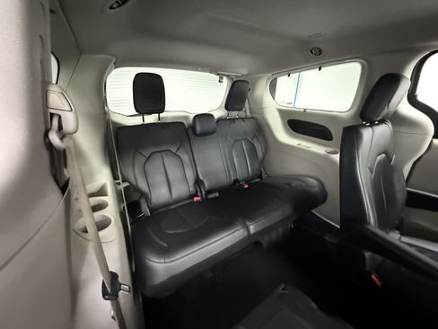 Used 2018 Chrysler Pacifica Touring-L w/ Advanced Safetytec Group FWD image 22