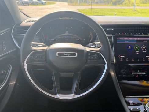 Used 2023 Jeep Grand Cherokee L Limited AWD/4WD image 23