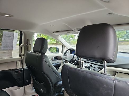 Used 2017 Chrysler Pacifica Touring-L w/ Tire & Wheel Group FWD image 13