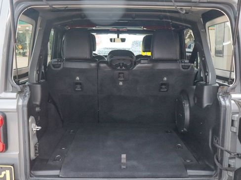 Used 2019 Jeep Wrangler Unlimited Sahara AWD/4WD image 9