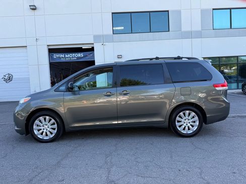 Used 2014 Toyota Sienna XLE AWD/4WD image 10