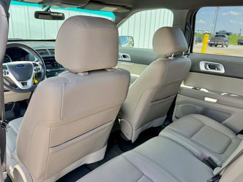 Used 2014 Ford Explorer XLT w/ Equipment Group 202A AWD/4WD image 14