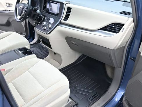 Used 2017 Toyota Sienna LE FWD image 22