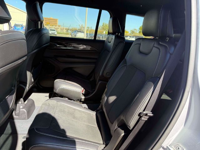 Used 2023 Jeep Grand Cherokee L Laredo AWD/4WD image 12