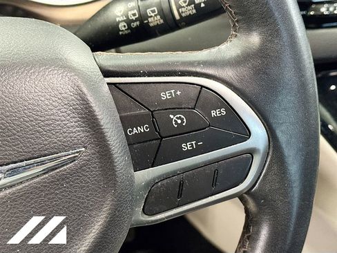 Used 2017 Chrysler Pacifica Touring-L image 13