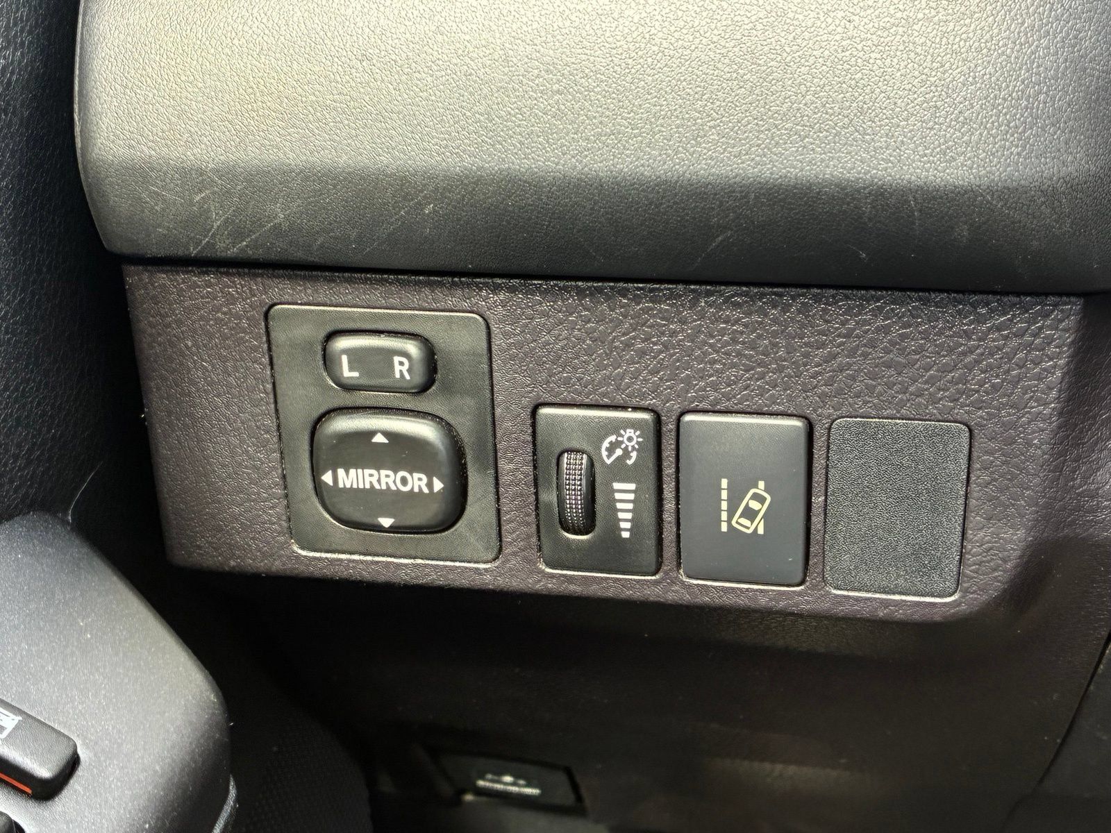 Used 2018 Toyota RAV4 LE FWD image 25