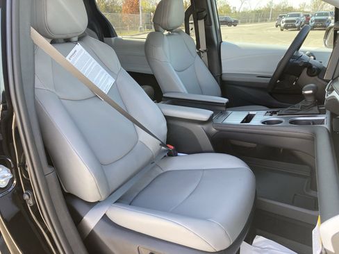 Certified 2025 Toyota Sienna XLE image 28
