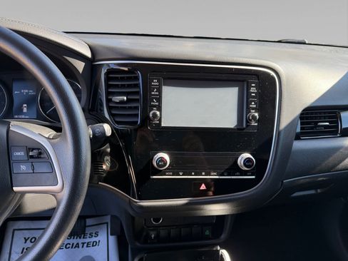 Used 2020 Mitsubishi Outlander ES image 11