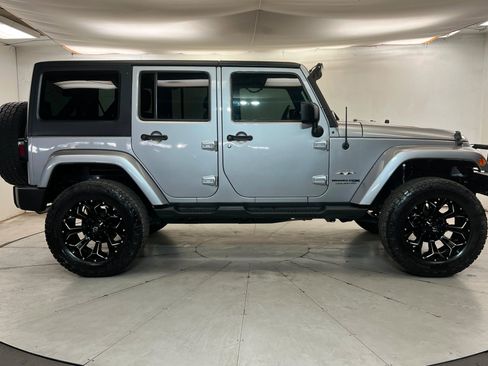 Used 2018 Jeep Wrangler Unlimited Sahara AWD/4WD image 6