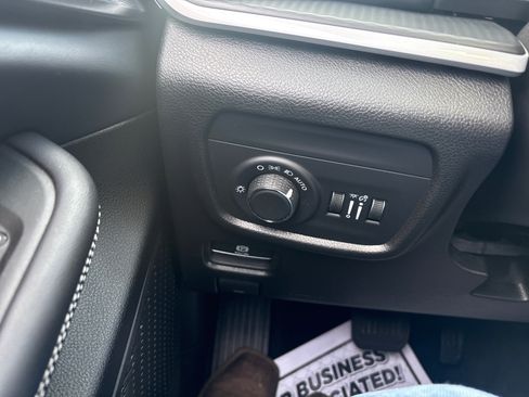 Used 2024 Jeep Grand Cherokee Laredo X image 15