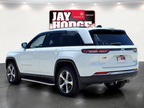 Used 2023 Jeep Grand Cherokee Limited w/ Luxury Tech Group II AWD/4WD image 4