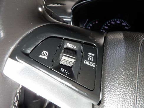 Used 2020 Chevrolet Trax LT w/ LT Convenience Package FWD image 16