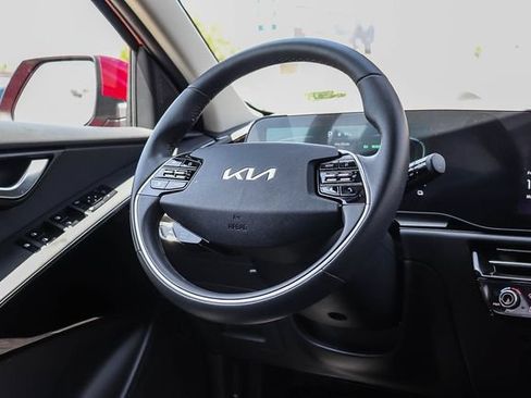 Certified 2025 Kia Niro EX FWD image 17