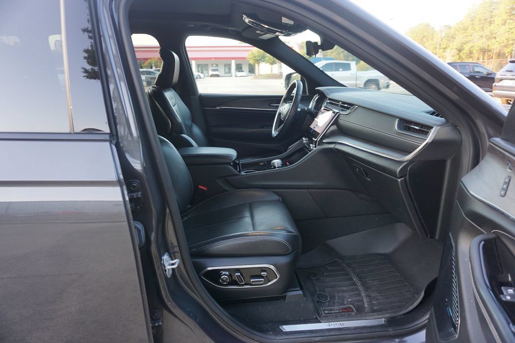 Used 2022 Jeep Grand Cherokee Overland w/ Luxury Tech Group IV RWD image 19