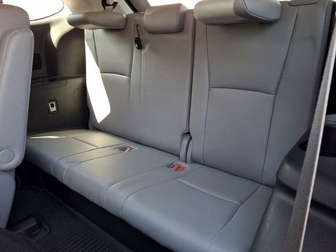 Used 2021 Toyota Highlander XLE image 11