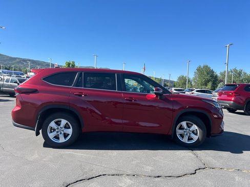 Used 2024 Toyota Highlander LE AWD/4WD image 4