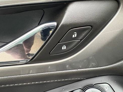 Used 2023 Chevrolet Traverse LT image 13