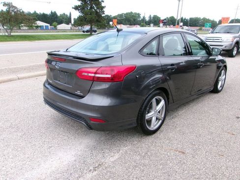 Used 2015 Ford Focus SE w/ SE Sport Package FWD image 4