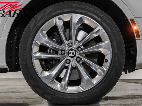 Used 2021 Bentley Bentayga image 16