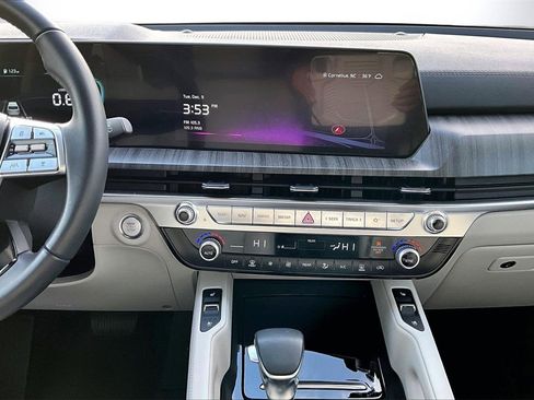 Used 2025 Kia Telluride EX w/ EX Captain's Chair Package image 11