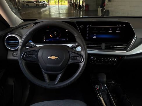 Used 2025 Chevrolet Trax LT FWD image 13