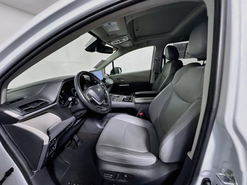 Used 2024 Toyota Sienna XLE FWD image 14